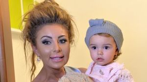 Video! Fetita Roxanei Vasniuc e o mica vedeta. La un an si 5 luni e topita dupa microfon!