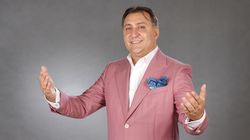 FOTO EXCLUSIV! O noua aroganta marca Vali Vijelie! Manelistul conduce o masina de lux, de 80.000 de euro!