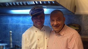 Bodo supravegheaza indeaproape ce se intampla in bucataria tavernei sale