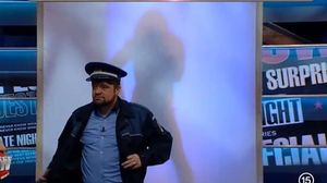 Madalin Ionescu si Andreea Mantea i-au provocat pe telespectatori sa ghiceasca cine e Britney Spears de dupa paravan! Nici intr-o mie de ani nu ti-ar fi trecut prin minte numele lui