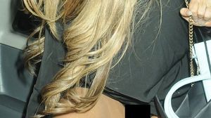 O brunetica de la TV a aratat cam mult cand s-a dat jos din masina! A stiu ca e vanata de paparazzii, dar tot nu si-a luat chiloti pe ea! novalue