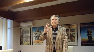 Isi vinde tablourile pe milioane de lire sterline in toata lumea, dar Adrian Ghenie e desfiintat de un roman, doctor in arte! Cel mai in voga pictor este demolat de Grig Modorcea, tatal gemenelor de la Indiggo novalue
