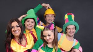 Mirela Retegan (Tanti Prezentatoarea), alaturi de colegii ei din Gasca, printre care si Fetita Zurli