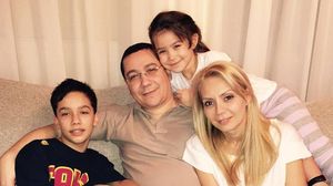 Victor Ponta, alaturi de Daciana si de cei doi copii ai sai, Victor si Irina