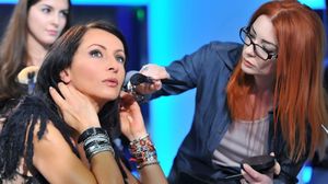 Raduleasca nu se lasa machiata decat de cumnata ei