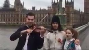Cel mai frumos mesaj de 1 Decembrie! Trei artisti romani au cantat imnul tarii la Londra, pe Westminster Bridge, pe un frig patrunzator! VIDEO