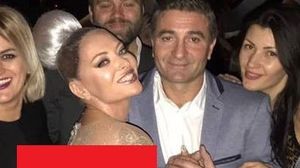 Imaginea Deliei a fost stricata de doua scapari! I s-a vazut chilotul si banda elastica de la dresuri novalue