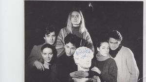 Banica Jr a fost inlocuit cu o statuie la poza de grup a actorilor