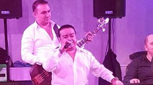 Adrian Minune i-a suprins pe toti la o petrecere! S-a urcat pe scena si n-a cantat manele! A reusit sa le faca pielea de gaina la toti