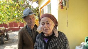 Bunicii Madalinei in curtea casei batranesti