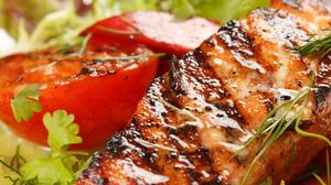 Prepara in doar 25 de minute somon in stil mediteranean! Este o delicatesa perfecta dupa Sarbatori!