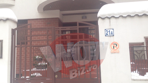 Partenera de viata a realizatorului tv a curatat perfect treptele vilei in care locuieste