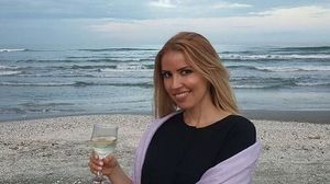 O blonda sexy a fost numita de premierul Sorin Grindeanu la conducerea Ministerului Turismului! Cristina Tarteata a trecut in declaratia de avere ca ii datoreaza o suma colosala iubitului sau, un controversat om de afaceri egiptean! Cristina Tarteata, degustand un pahar cu sampanie pe plaja