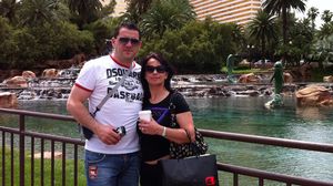 Cum se castiga banii in familia Laviniei Milosovici! Sotul Cosmin, agent de politie, aduce 3000 de lei pe luna in casa, in timp ce fosta mare gimnasta "cotizeaza" de peste trei ori mai mult decat barbatul ei!