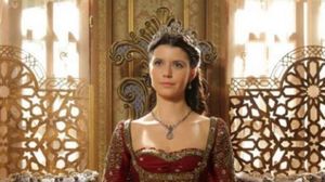 Beren Saat o interpreteaza pe Kosem