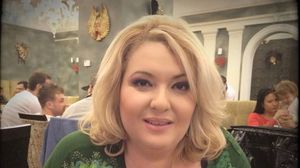 Viorica de la Clejani, tinuta super indrazneata! A purtat o bluza neagra si... nimic pe dedesubt? Ce s-a vazut cand a tras fermoarul