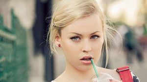 Misha, sotia lui Connect-R, de nerecunocut! A mers la salon si si-a vopsit parul! E schimbata total!