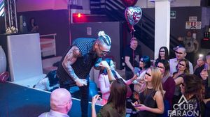 Alex Velea si-a schimbat look-ul! Iti place cum ii sta cu codite blonde? Vezi ce i-a facut unei tinere la un concert – FOTO!