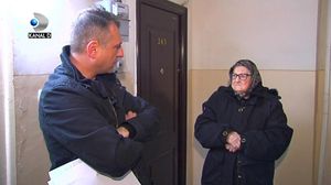 O batranica de 87 de ani a ajuns in strada dupa ce fiica i-a luat casa, profitand ca nu stie sa citeasca! Povestea trista o aflati vineri, la "Sabbagh in actiune”, de la ora 23:00, la Kanal D