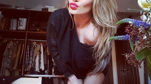 Temperatura a crescut, numarul hainelor a scazut! Anna Lesko intr-o pozitie incitanta pe facebook