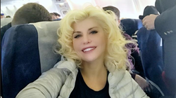 Loredana Groza s-a pozat in costum de baie! Artista arata demential la 46 de ani. Vezi formele care au facut fanii sa se holbeze