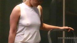 Ce se întâmplă cu ea?! O super cântăreaţă, surprinsă într-o ţinută mult prea transparentă pe stradă! I se vede tot!