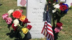 Aniversare trista pentru Elena Carstea, in America! Cunoscuta solista a implinit 55 de ani, dar nu a petrecut, pentru ca in familie s-a comemorat un an de la moartea lui Brett Thomas, fiul vitreg al artistei!