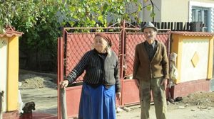 Mareta si Eugen Ghenea traiesc intr-o casuta modesta si se lupta cu afectiunile varstei