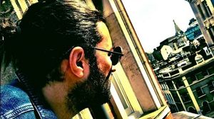 Ce se întâmplă cu el?! Smiley, cum nu l-ai mai văzut! Apariţia asta i-a uimit pe fani