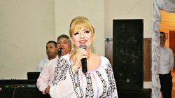 O admiratoare a Ilenei Ciuculete ii demoleaza pe baietii cantaretei: „Nu au iubit-o niciodata, au venit la inmormantare pentru faima, sa se dea in spectacol”