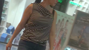 Roxana Schwartz si fiul ei au atras toate privirile la mall! Sexy mamica si micutul Edy s-au jucat in vazul tuturor VIDEO EXCLUSIV
