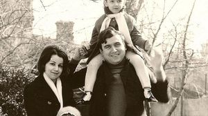 Adrian Paunescu, alaturi de prima sotie, Constanta Buzea, si de copiii Andrei si Ioana, intr-o fotografie din anii '70