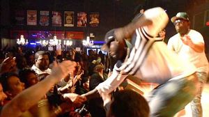 Rapperul american 50 Cent i-a dat un pumn in fata unei fane din primul rand
