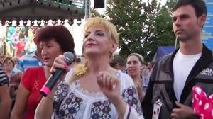 Cat de iubita a fost Ileana Ciuculete! Regretata artista avea uneori nevoie de un bodyguard care sa o protejeze de multimea care dansa in jurul ei!