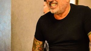 Asa arata Serghei Mizil in short! Are 65 de ani, dar si-a propus sa faca patratele pe abdomen!