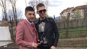 Incredibil! Uite cum s-a pozat Nicoleta Guta de Paste, in cimitir! Manelista s-a dus la mormantul bunicilor intr-o pereche de blugi rupti, prin care se vedeau dresurile tip plasa!