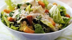 Iti ploua in gura cand te gandesti la o salata Caesar?  Uite cum poti sa ti-o faci acasa repejor!