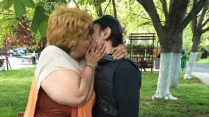 Ce-au putut sa faca "Tufarii" langa un loc de joaca pentru copii! S-au sarutat patimas minute intregi, ca intr-un cuibusor de nebunii FOTO EXCLUSIV!