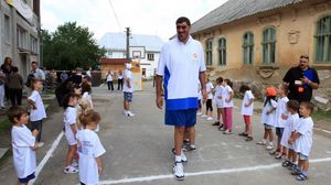 Imagini geniale cu Ghita Muresan acordandu-i interviu unui copil! Ca sa ajunga la inaltimea fostului mare baschetbalist, pustiul s-a cocotat pe a cincea treapta a scarii!