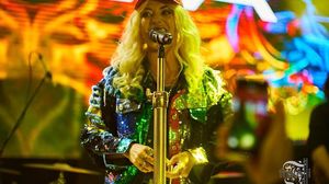 Delia stie ca n-are voie sa fumeze in cluburi, dar uite ce face in timpul concertelor! Artista, cu tigara in mana! Fanilor nu le-a venit sa creada!