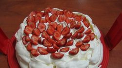 Vrei sa-ti faci acasa "regina" deserturilor? Pregateste-ti delicioasa prajitura Pavlova, in cativa pasi!