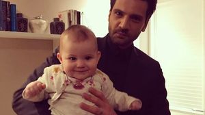 Daca nu-l suporti pe Emir din “Dragoste infinita”, te vei indragosti de actor dupa ce-l vei vedea cum se joaca, in culise, cu bebelusul din serial! Fetita care i-a vrajit pe toti actorii e considerata un “copil-minune” VIDEO