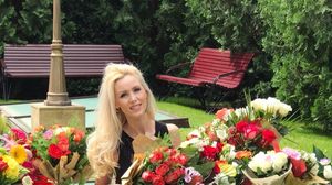 Mihaela Prigoana primeste munti de flori! Iata cate buchete i-au fost daruite intr-o singura zi!