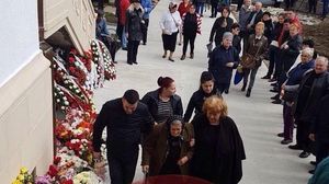Panica la mormantul Ilenei Ciuculete! Invazie de capuse in cimitirul in care regretata cantareata a fost ingropata!