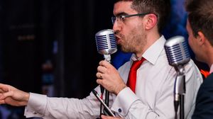 Fiul lui Florin Calinescu canta in hoteluri de 5 stele! Petru Calinescu sustine spectacole pentru oamenii cu bani EXCLUSIV
