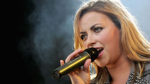 A dat vestea cea mare pe scenă! O cântăreaţă celebră, însărcinată din nou