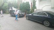 Constantin Enceanu a fost fotografiat atunci cand se indrepta spre masina parcata pe strada Monicai Tatoiu