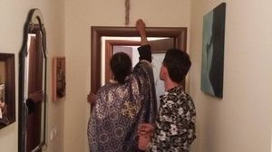 Preotul a miruit tocul usii, deasupra caruia se afla o cruce