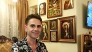 Aurelian Preda, in sufrageria plina cu icoane a apartamentului sau