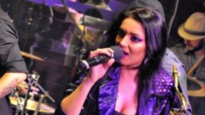Ce ruşine! O cântăreaţă de la noi, cu zona intimă la vedere, în faţa a mii de oameni! Imaginea a stârnit isterie pe internet